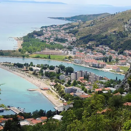 Maristika アパート オミシュ